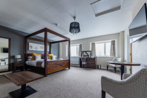 Deluxe Four Poster Room