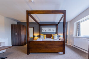 Deluxe Four Poster Room